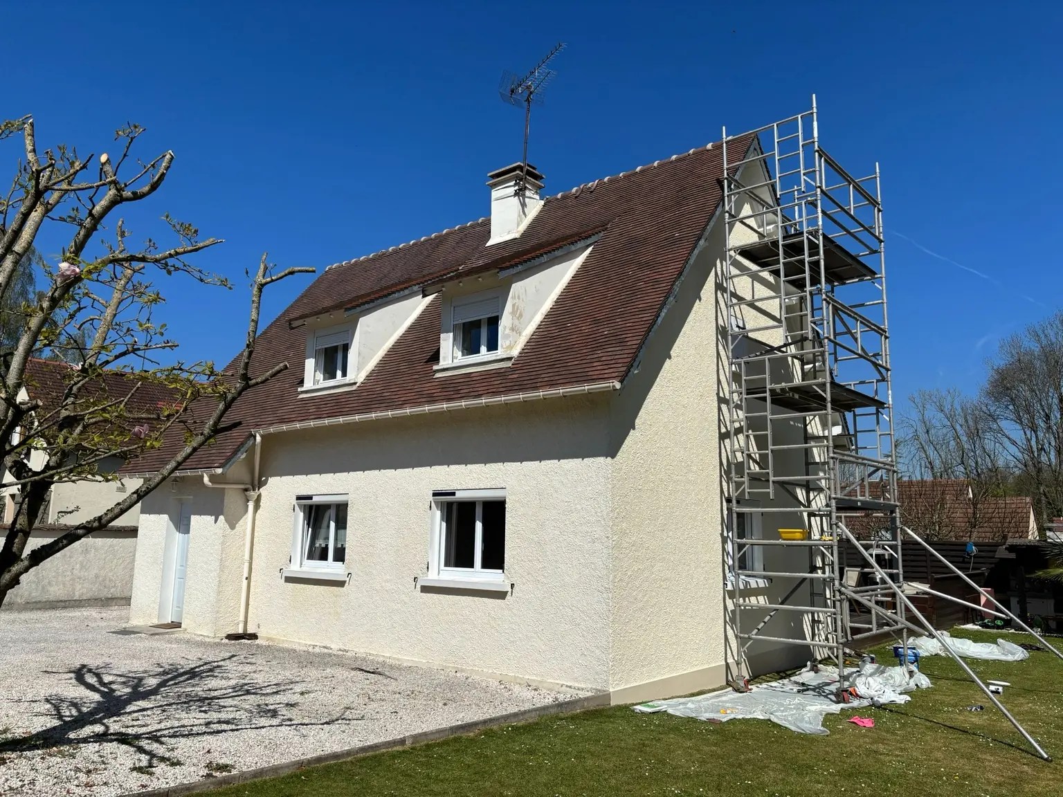 Chantier de rénovation d’une façade de maison dans le Val-d’Oise