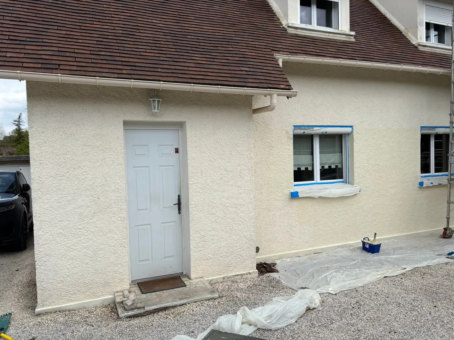 Protection des fenêtres avant des travaux de ravalement de façade