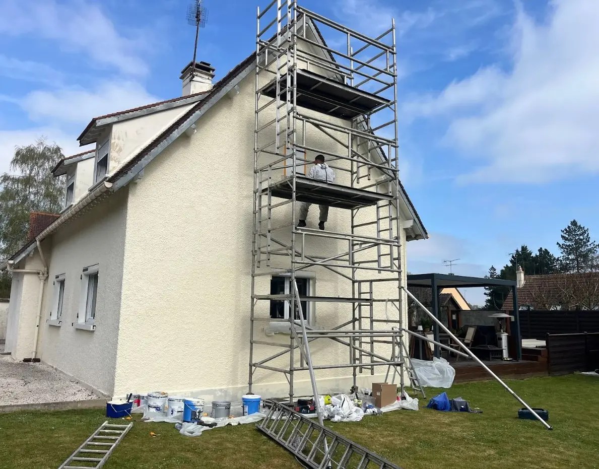 Façade en cours de rénovation par Scherrer Rénovation dans le Val-d’Oise